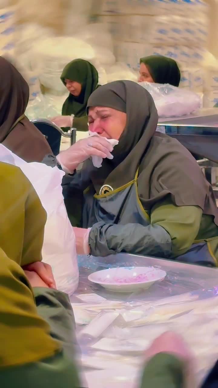 حال و هوای دیدنی و خدمت خالصانه خدام امام رئوف!